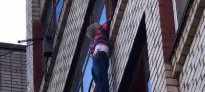 В Карелии 6-летний ребенок выпал из окна пятого этажа и повис на раме
