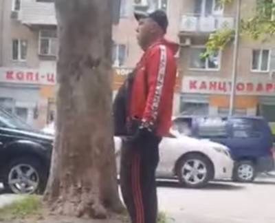 На Одесчине мужчина набросился на людей с тесаком: видео "атаки"