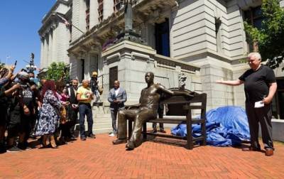 В США установили памятник Джорджу Флойду