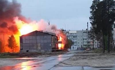 На Ямале спасатели более шести часов тушили загоревшийся дом