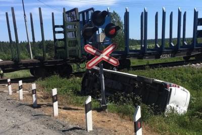 Фургон «Мерседес Спринтер» врезался в грузовой поезд в Карелии