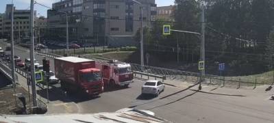В Петрозаводске пожарная машина протаранила легковой автомобиль (ВИДЕО)