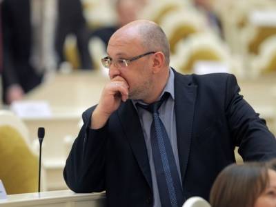 Петербургского депутата Резника требуют отправить под домашний арест