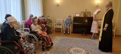 Батюшка благословил инвалидов из отделения временного проживания в Петрозаводске