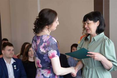 Елена Ситникова поздравила коллектив Курганской городской стоматологической поликлиники
