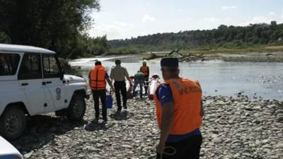 На реке в КЧР перевернулись два катамарана с 14 туристами