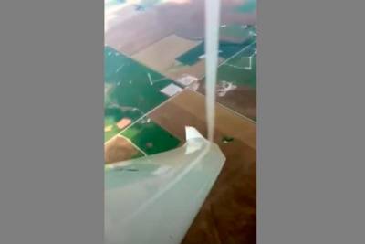 Американский пилот снял смерч на видео во время полета