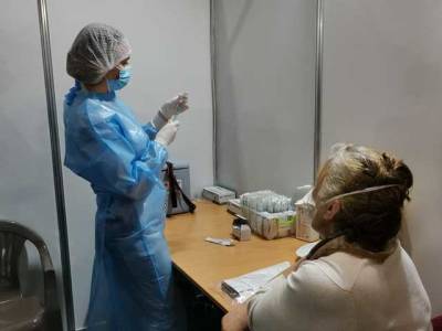 В Киеве прививки от коронавируса будут делать в субботу: график работы центра
