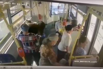 В Петербурге бездушные пассажиры оставили на полу девушку, упавшую в обморок в автобусе