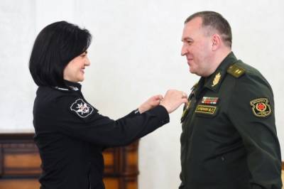 Минобороны России вручило медаль главе военного ведомства Белоруссии