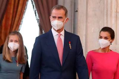 Король Испании Филипп VI и королева Летиция с дочерьми посетили торжественную церемонию в Мадриде