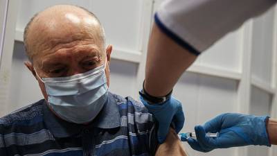 Мантуров назвал вакцинацию альтернативой ужесточению ограничений