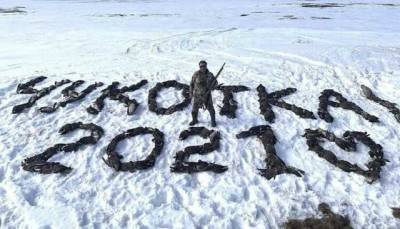 В России депутат из партии Путина выложил на снегу надпись из трупов 150 птиц
