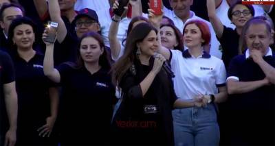 Сирушо спела патриотическую песню "Гини лиц" на митинге блока "Армения". Видео
