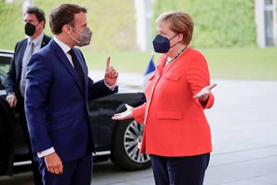 Меркель и Макрон вместе подумают о России
