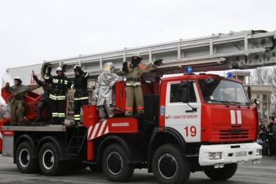 Петербургские пожарные тушили крышу загоревшегося электробуса