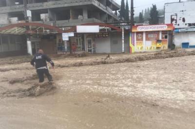 Потоп в Крыму привел к первой трагедии: в Ялте поток воды смыл молодого мужчину