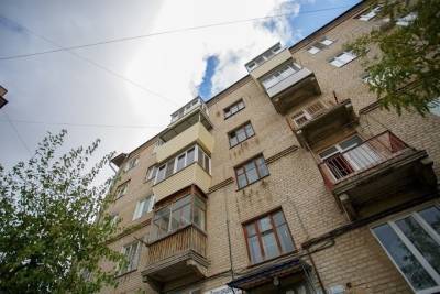 В Волгоградской области девушка упала с балкона 4 этажа