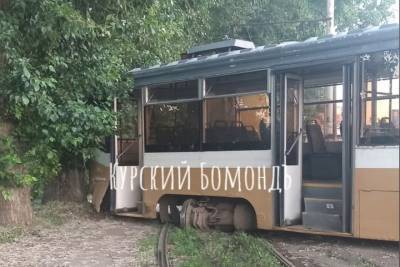 В Курске на Добролюбова сошел с рельсов трамвай