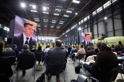 Парад абсурда: Киев устроил истерику из-за равнодушия Запада
