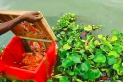 В Индии лодочник спас девочку, которая плыла по реке в деревянном ящике