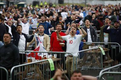 Болельщики в Лондоне освистали вставших на колено футболистов Англии и Шотландии