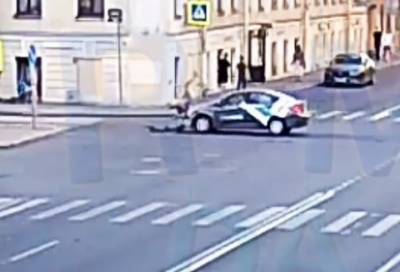 Водитель арендованного авто отправил самокатчика в больницу в Петербурге