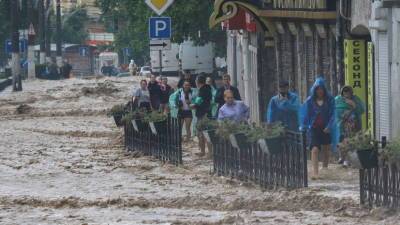 «Реки вышли из берегов»: в Ялте из-за потопа погиб один человек, ещё 11 пострадали