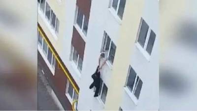 На Волыни мужчина выбросился из окна 4-го этажа и после этого ограбил мусорку