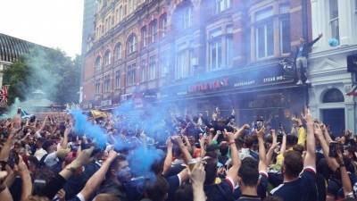 Видео: Фанаты сборных Англии и Шотландии устроили массовые беспорядки после матча в Лондоне