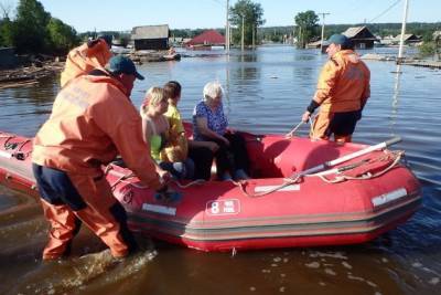 Спасатели эвакуировали 80-летнюю женщину в селе Шелопугино из-за наводнения