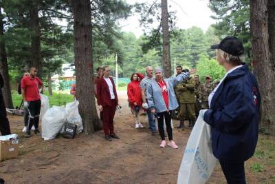 В Петровском кедровнике волонтеры собрали 30 мешков мусора