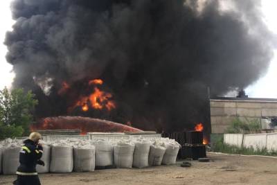 В Новосибирске на складе покрышек произошел крупный пожар