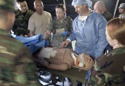 Российский военный врач раскритиковал "затычки" пулевых ранений из США