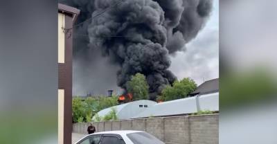 Слышны взрывы: На заводе имени Кузьмина в Новосибирске вспыхнул крупный пожар