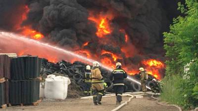 На территории завода в Новосибирской области тушат крупный пожар