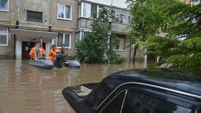 Спасатели в Крыму эвакуировали из зон подтопления около 1,8 тыс. человек