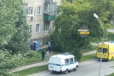 Человек выпал из окна многоэтажного дома в Советском районе Новосибирска