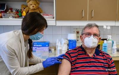 В Германии вакцинировано более половины населения