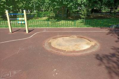 В парке Нефтяников здоровые дети сломали карусель для детей-инвалидов