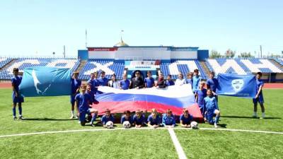 Полицейские и дети поддержали российскую сборную по футболу