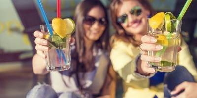 Эксперты поделились рецептами освежающих летних коктейлей