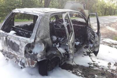 Автомобиль сгорел дотла в Великих Луках