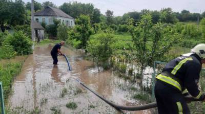 Сильные ливни в Днепре и Мариуполе затопили дома и дворы