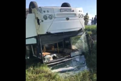 При опрокидывании автобуса в Краснодарском крае пострадали семь человек