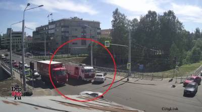 Пожарная машина и легковушка столкнулись в Петрозаводске