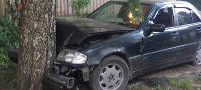В Петрозаводске пьяный водитель на «Mercedes» разбил две машины и врезался в дерево