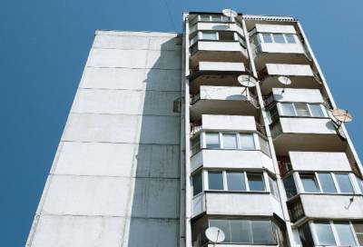 Женщина выпала из окна девятиэтажки в Петербурге