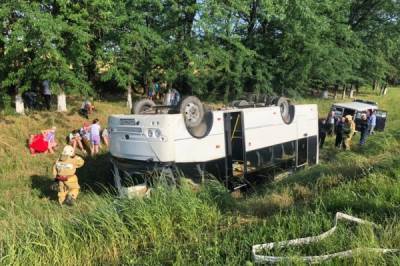В Краснодарском крае автобус столкнулся с двумя "легковушками" и перевернулся