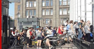 У Петербургского вокзала из-за COVID-ограничений собралась толпа людей